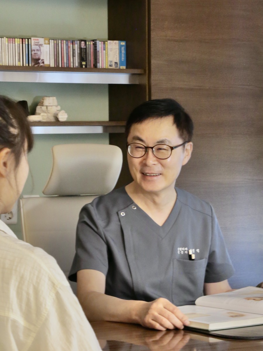 고영석 대표원장이 진료실에서 상담하는 모습