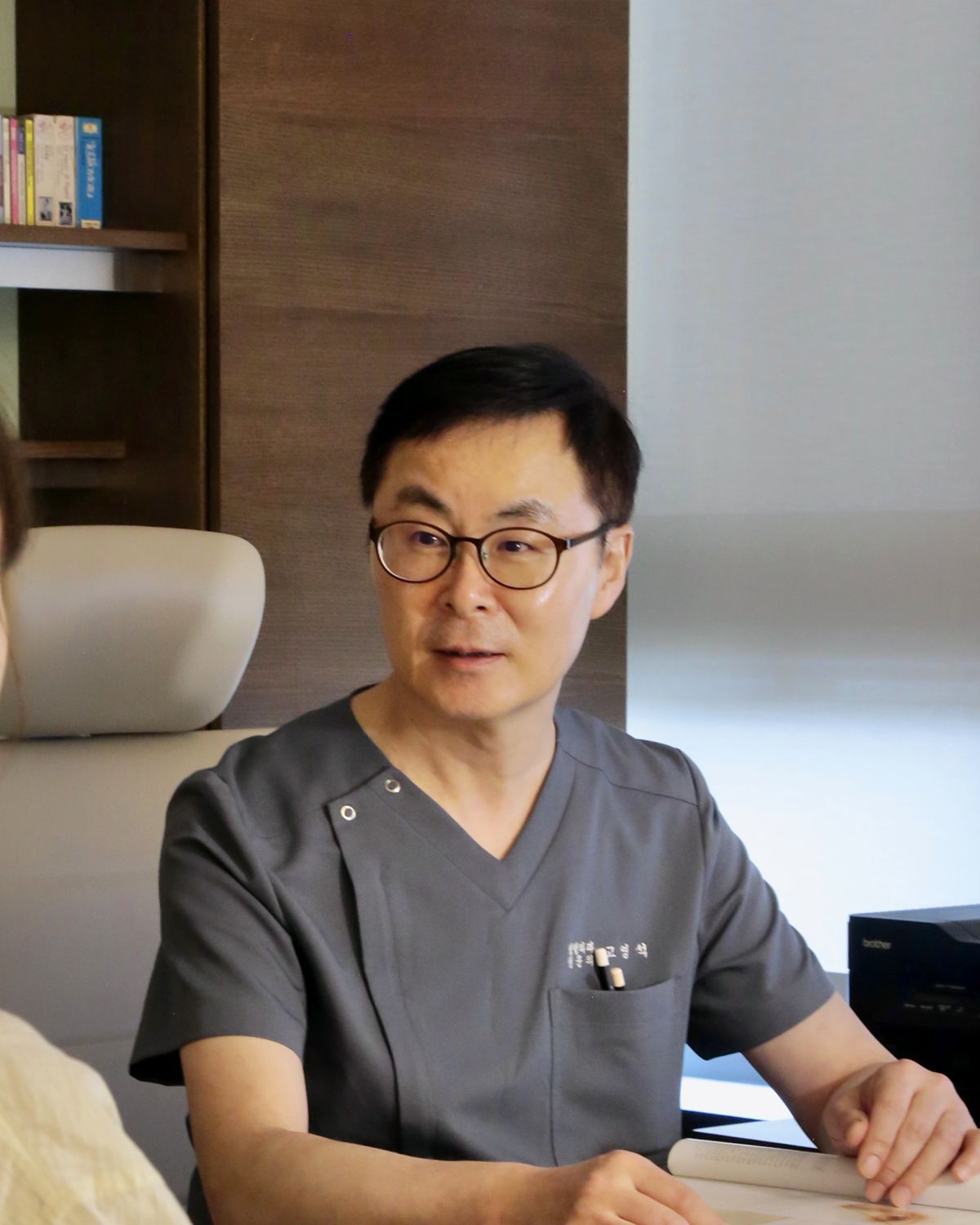 고영석 대표원장이 진료실에서 상담하는 장면