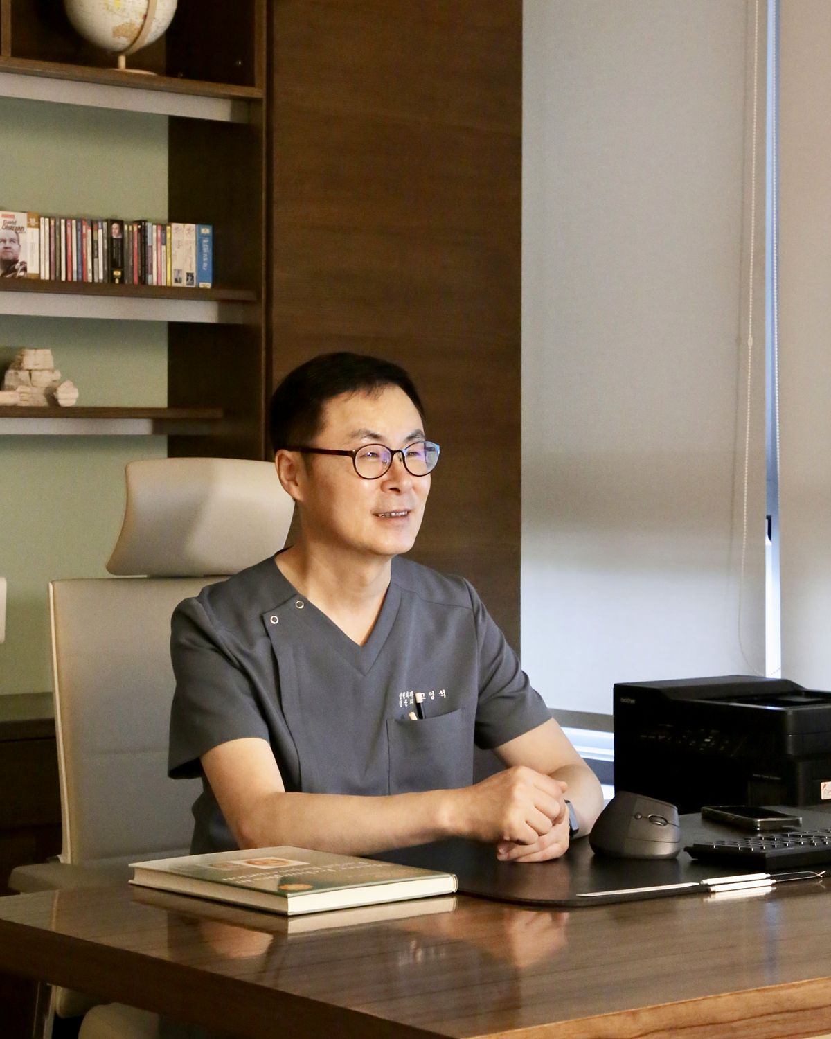 진료실 책상에 앉은 고영석 대표원장
